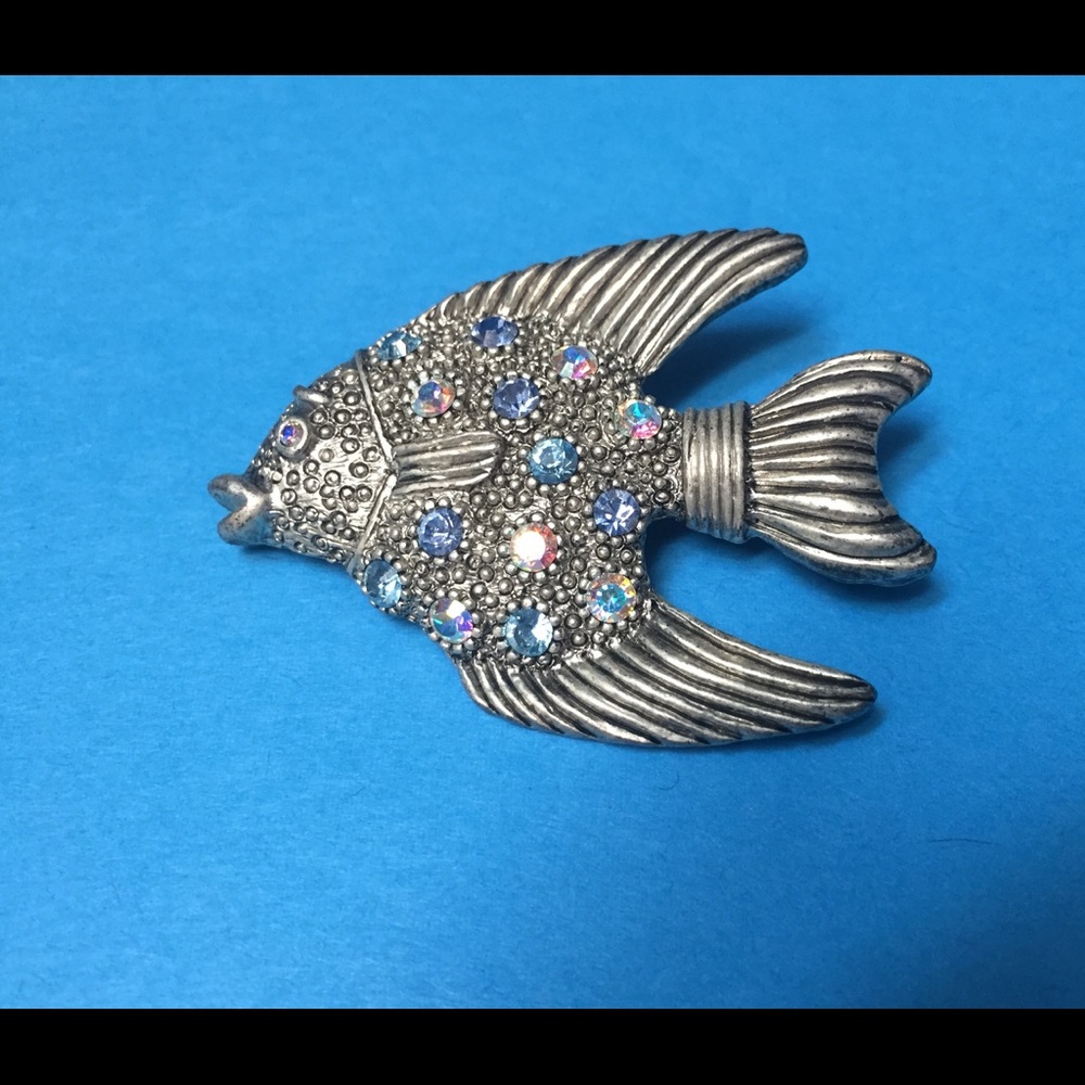 Beautiful Rhinestone Fish Brooch - Picture 2 of 8